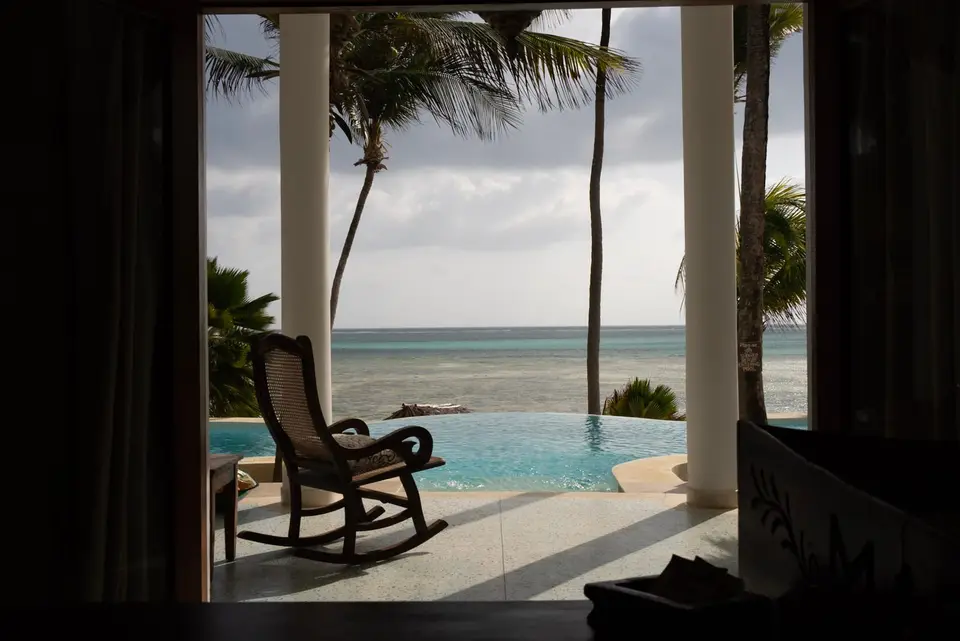 Rocking Chair Lounge Balcony – Villa Kidosho Zanzibar