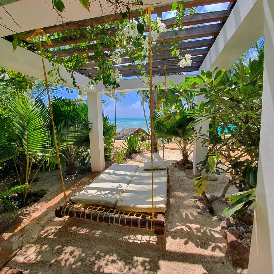 Room Jua | swing bed in the private garden area