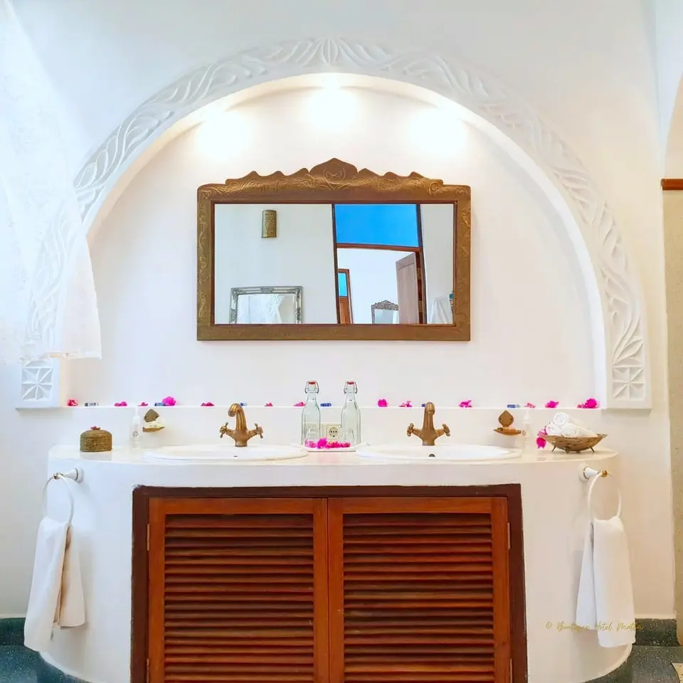 Room Mwezi - bahtroom | double sink