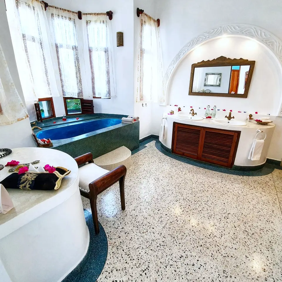 Room Mwezi - Bathroom